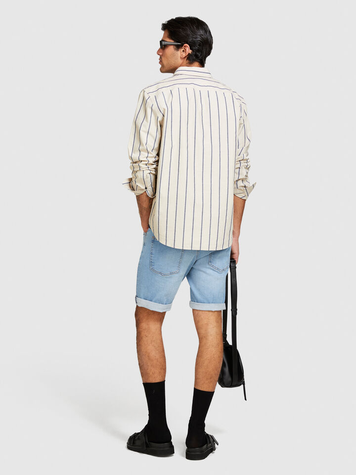 Slim comfort fit denim shorts - men's jean shorts - Light Blue | Sisley image number 3